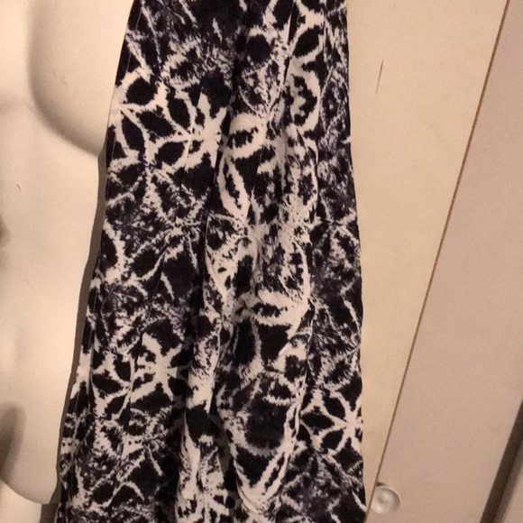 Black and white over peas abstract with fringe in the bottom - Picture 4 of 5